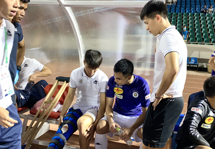Duy Mạnh có thể phải nghỉ tới 6 tháng vì chấn thương mới gặp.