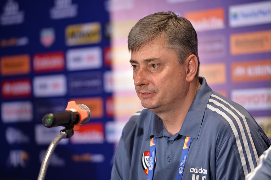 HLV Maciej Skorza của U23 UAE.