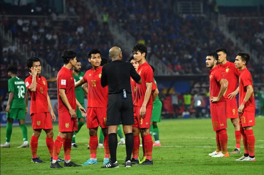 U23 Thái Lan không hài lòng khi trọng tài Ahmed Al-Kaf cho U23 Saudi Arabia hưởng phạt đền.