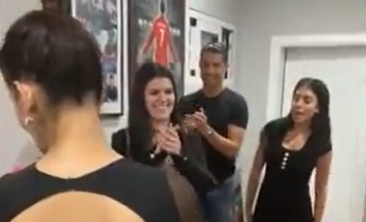 Cristiano Ronaldo cùng các thành viên gia đình dự tiệc sinh nhật bạn gái.