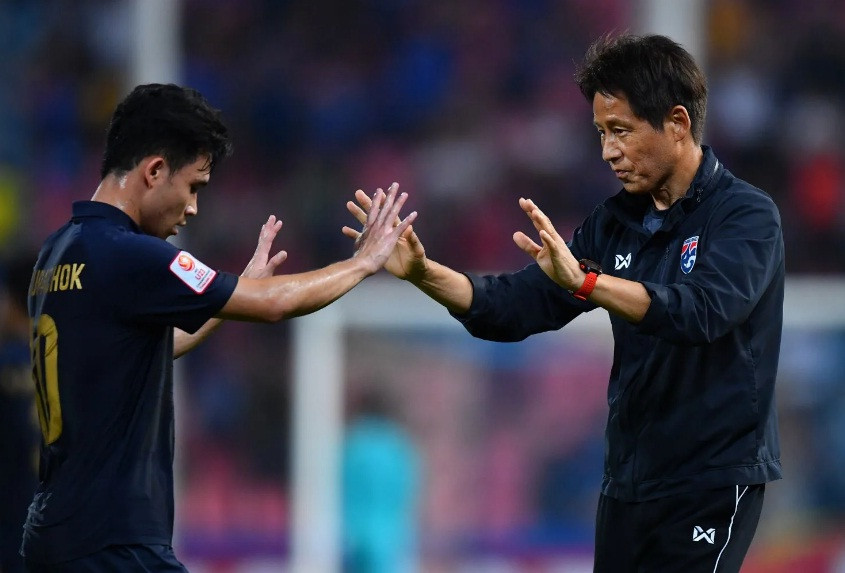 HLV Akira Nishino chia vui cùng các học trò.