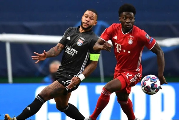 Alphonso Davies khiến Memphis Depay "tắt điện" ở trận đấu rạng sáng nay.