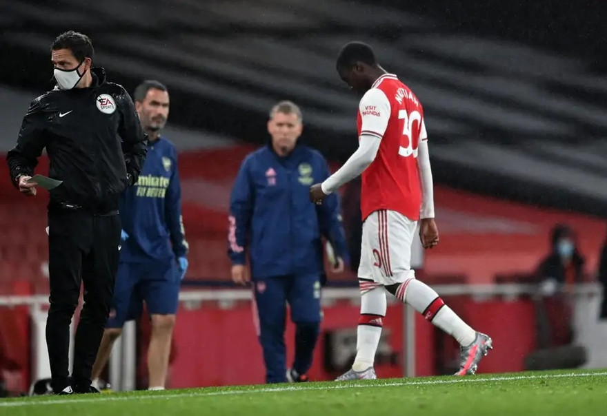 Eddie Nketiah nhận thẻ đỏ trong trận đấu với Leicester City.