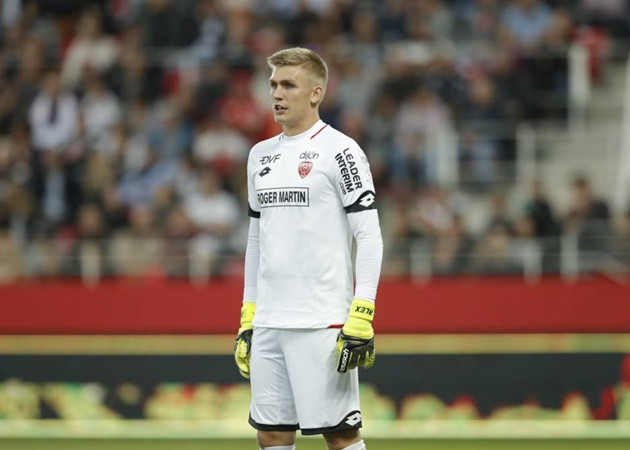 Khi mới 14 tuổi, Runar Alex Runarsson từng chửi HLV Arsene Wenger là kẻ... ngu ngốc.