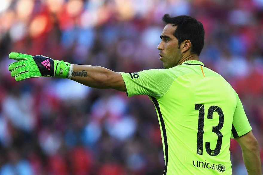 Thủ môn Claudio Bravo quyết định rời Man City trong hè này.