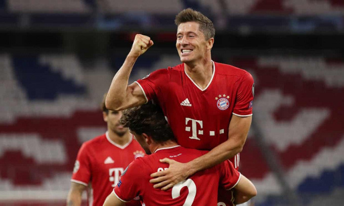 Lewandowski lập cú đúp giúp Bayern Munich hủy diệt Chelsea.