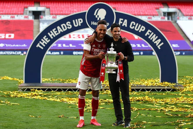 Pierre-Emerick Aubameyang và HLV Arteta nâng cao chức vô địch FA Cup.