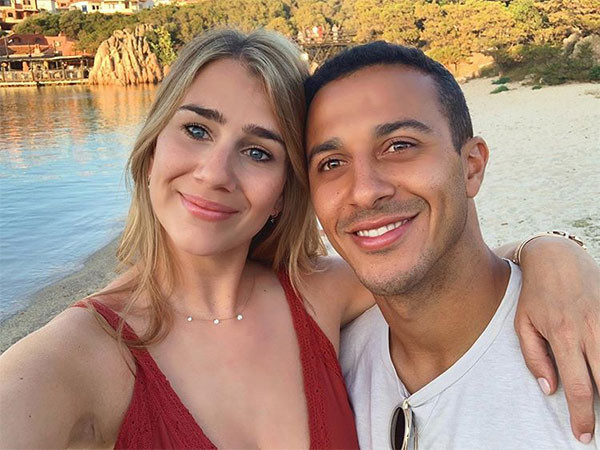 Thiago Alcantara và vợ Julia Vigas.