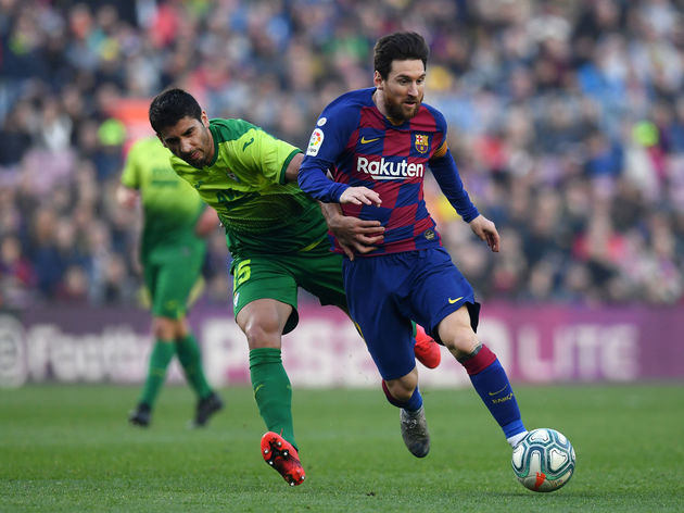 Jose Angel bất lực trong việc ngăn cản Messi ghi bàn.