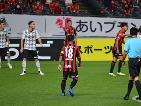 Chanathip Songkrasin lần đầu tiên đeo băng thủ quân tại Consadole Sapporo.