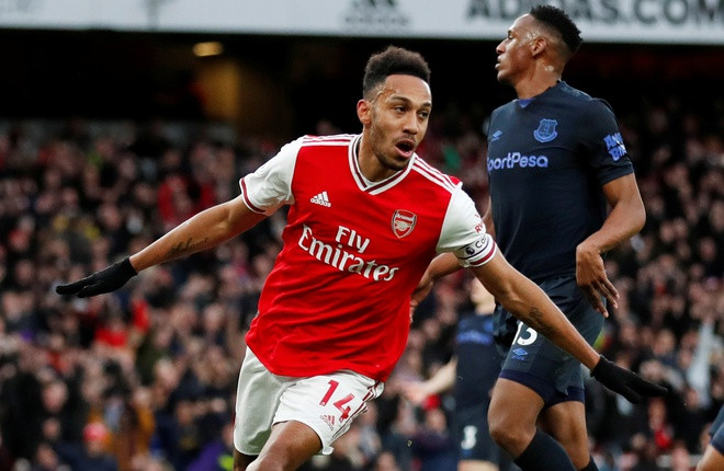 Pierre-Emerick Aubameyang lập cúp đúp giúp Arsenal ngược dòng trước Everton.
