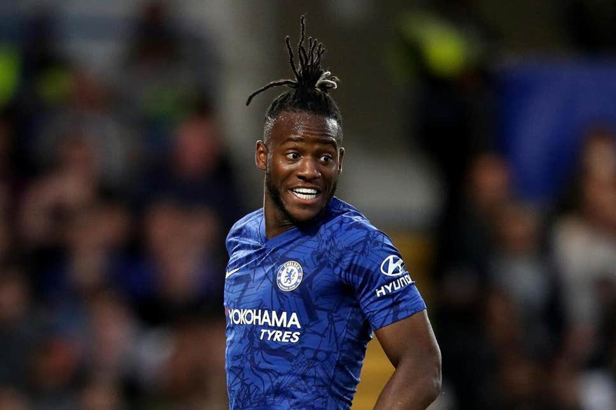 Michy Batshuayi bất ngờ được Chelsea gia hạn hợp đồng.