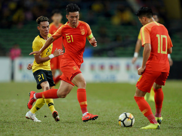 Hu Jinghang (giữa) không bận tâm chuyện HLV Guus Hiddink đã rời U23 Trung Quốc.