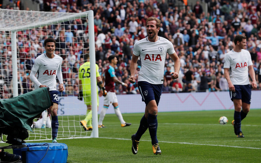 Harry Kane ăn mừng bàn thắng vào lưới West Ham.