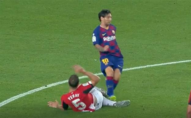 Pha vào bóng thô bạo của Messi với Yeray.