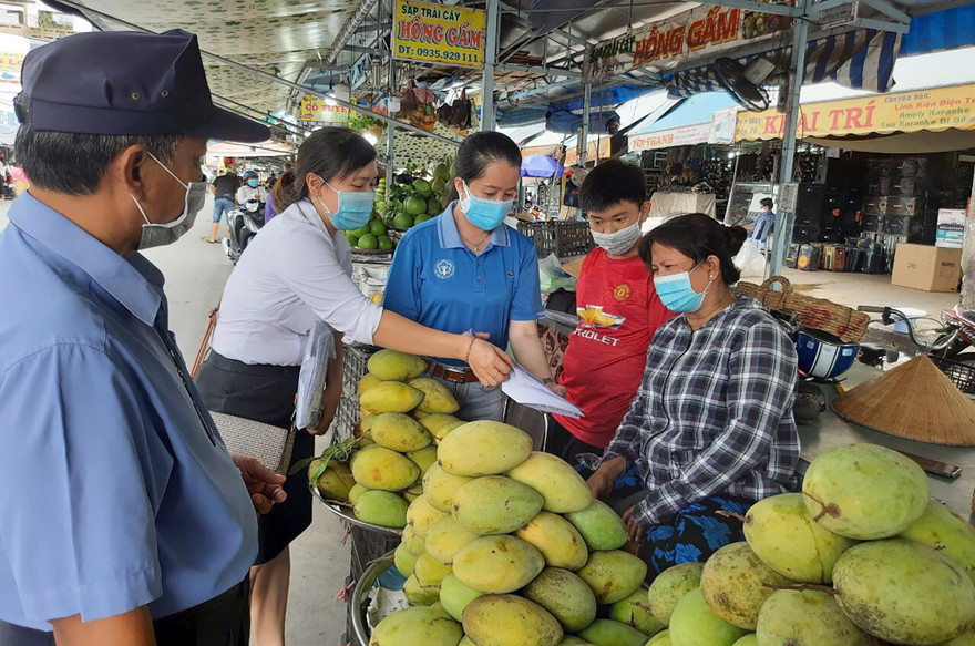 Cán bộ BHXH và đại lý thu tại Vĩnh Long gặp từng người dân để tuyên truyền, vận động tham gia BHXH tự nguyện, BHYT.