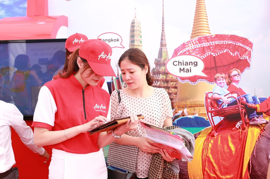 Khách tham quan tìm mua vé tại gian hàng của hãng hàng không giá rẻ AirAsia