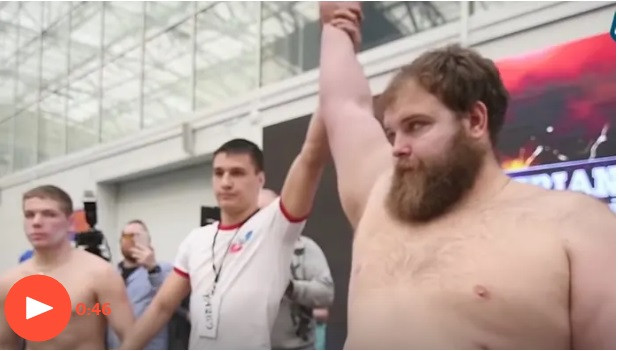 Kamotsky giành vô địch tại cuộc thi tát ở Siberian Power Show.