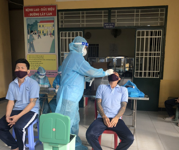 Xét nghiệm cho cán bộ học viên tại Cơ sở cai nghiện Bố Lá- ảnh Sở LĐTBXH TPHCM