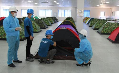 Công nhân ở lại trong nhà máy để vừa chống dịch vừa sản xuất- ảnh Quốc Định