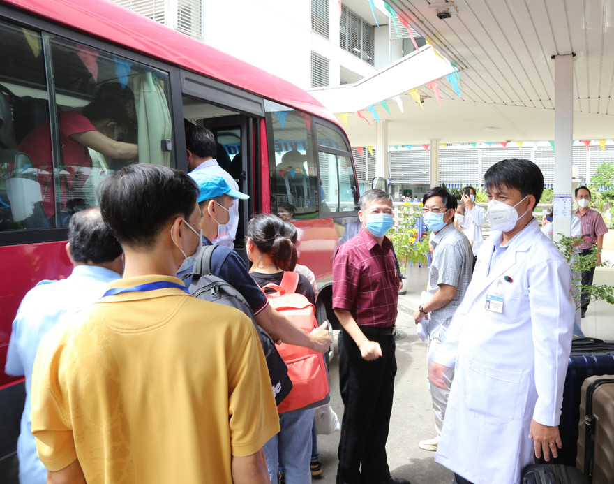 Các bác sĩ 'hai ba lô' lại lên đường vào tâm dịch COVID-19