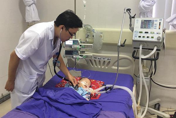 Trẻ bị ngộ độc chì do bôi thuốc cam được điều trị tại BV. Ảnh: Internet