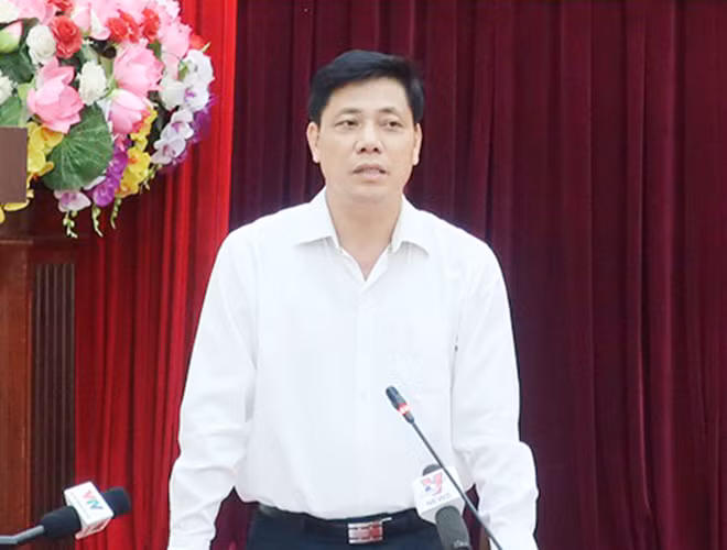 Thứ trưởng GTVT Nguyễn Ngọc Đông trả lời báo chí.