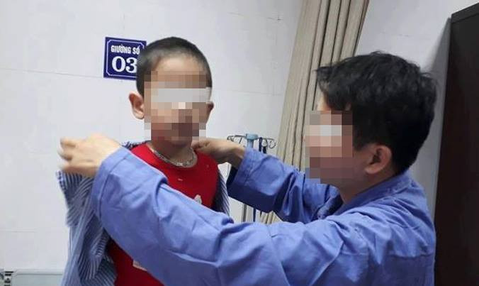 Một bệnh nhi điều trị sùi mào gà tại BV Da liễu Trung ương sau khi sắt bao quy đầu tại phòng khám bà Hiền.