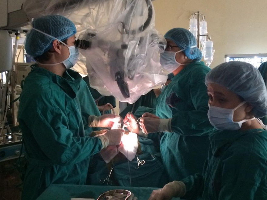 Các thầy thuốc Khoa Ngoại Thần kinh- Bệnh viện K đang thực hiện ca phẫu thuật "bóc" khối u não cho bé Q. Ảnh BSCC