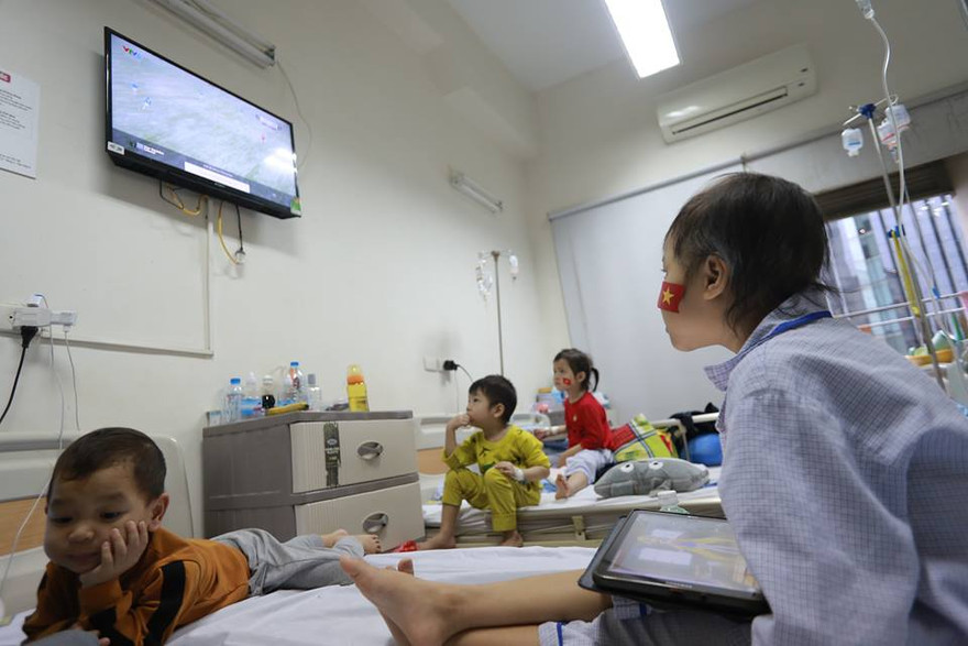 Nụ cười át nỗi đau nhờ bóng đá. Ảnh: BS Vũ Quang Hưng