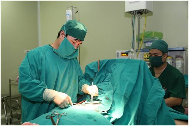 Các bác sĩ tiến hành phẫu thuật cho bệnh nhân.