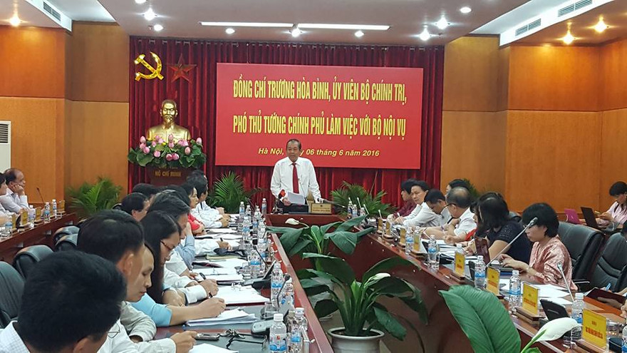 Phó Thủ tướng Trương Hoà Bình làm việc với Bộ Nội vụ. Ảnh LD