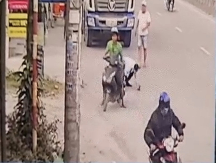 Khởi tố, bắt tạm giam kẻ dùng lựu đạn giả cướp ngân hàng 