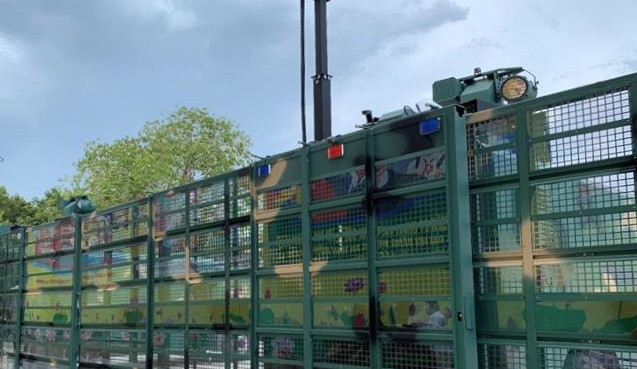 Cặp xe 'khủng' đa năng dựng hàng rào thép trong chốc lát