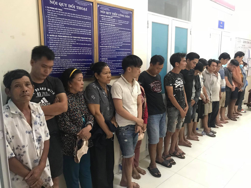 Cảnh sát vây ráp bắt hàng chục con bạc trong rừng tràm 