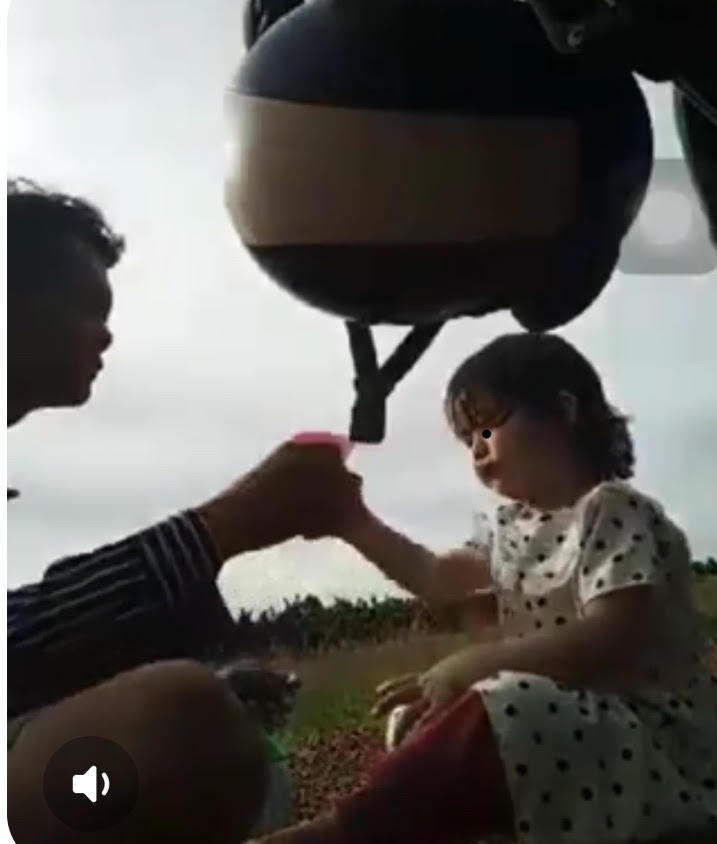 Điều tra người cha ép con gái uống 'thuốc độc' rồi livestream