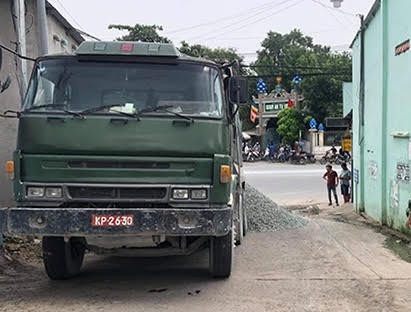 Xe tải gắn biển số giả quân đội, đổ đá xuống đường ngăn CSGT 