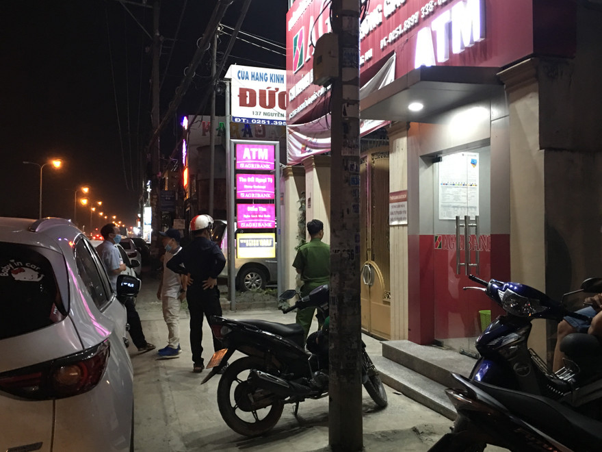 Đồng Nai: Cướp cầm hung khí nhảy vào quầy giao dịch của ngân hàng