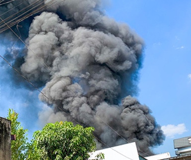 Cháy kho hàng, hàng chục hộ dân sơ tán 