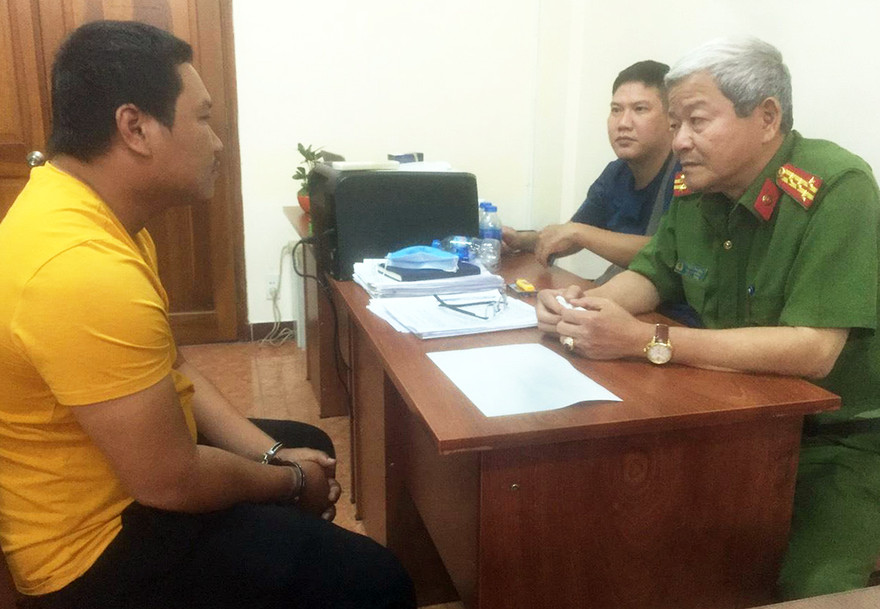 Đại tá Lê Ngọc Phương, Phó cục trưởng Cục Cảnh sát Hình sự (Bộ Công an) đang hỏi cung nghi can Nguyễn Thanh Tâm. Ảnh: Công an cung cấp/VnExpress