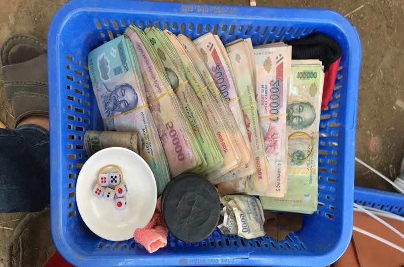 Bắt 140 đối tượng, thu hàng trăm triệu khi đột kích sòng bạc trên đồi vắng