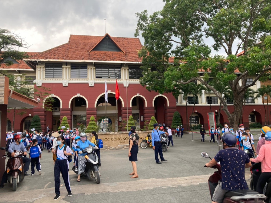 Tỉnh cấm tập trung đông người, một trường ở Biên Hòa vẫn tổ chức học sinh đi học