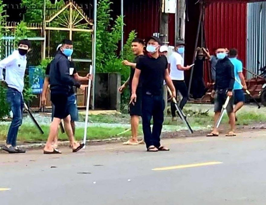 Hàng chục thanh niên bịt mặt cầm dao, mã tấu đuổi chém nhau gây náo loạn ở Đồng Nai
