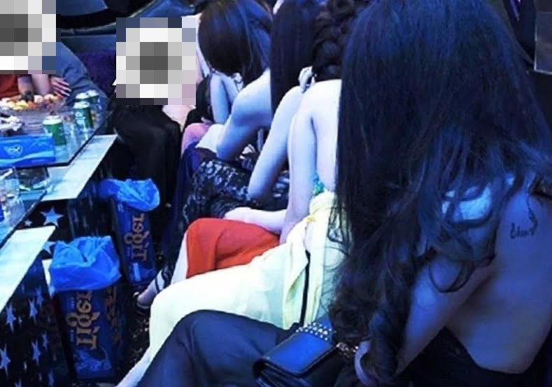 Tiếp viên nữ thoát y nhảy múa với khách trong quán karaoke ở Biên Hòa