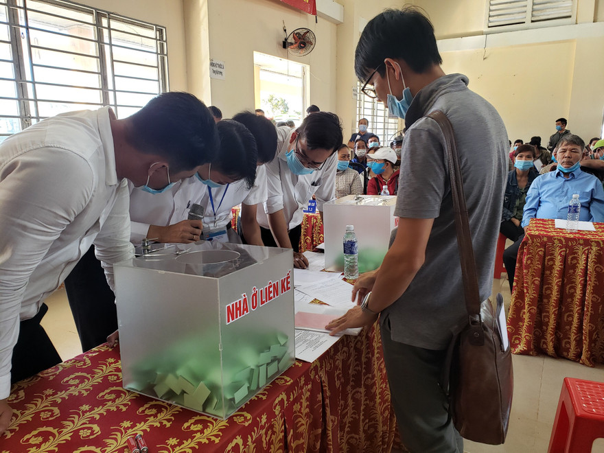Người dân bốc thăm nhận đất tái định cư