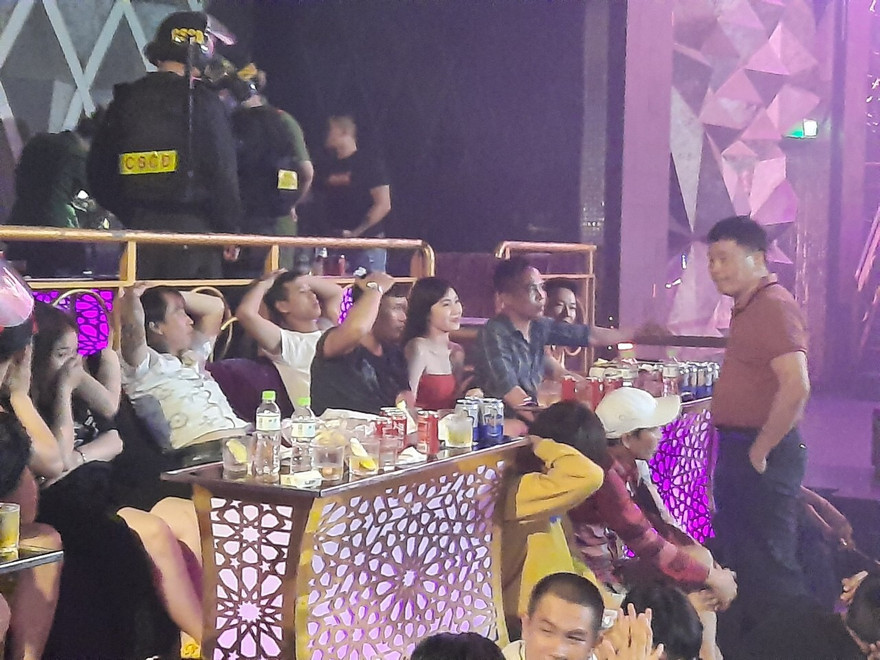 Thấy công an cả trăm dân chơi ném ma túy tháo chạy