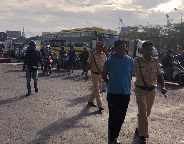 Tài xế xe ben tông xe cảnh sát trong cuộc rượt đuổi như phim hành động