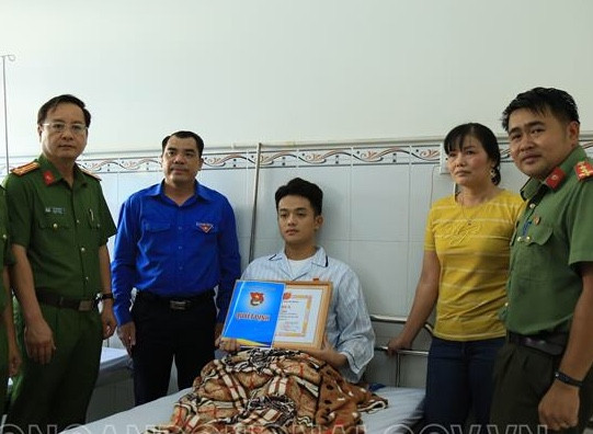 Tặng huy hiệu dũng cảm cho chiến sĩ CSCĐ bị trọng thương khi chống đua xe