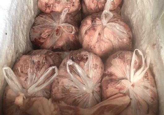 Thu gom mỡ, da lợn thối bán cho nhà hàng, quán ăn 