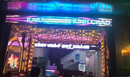 Hai nhân viên nữ múa thoát y trong cơ sở karaoke